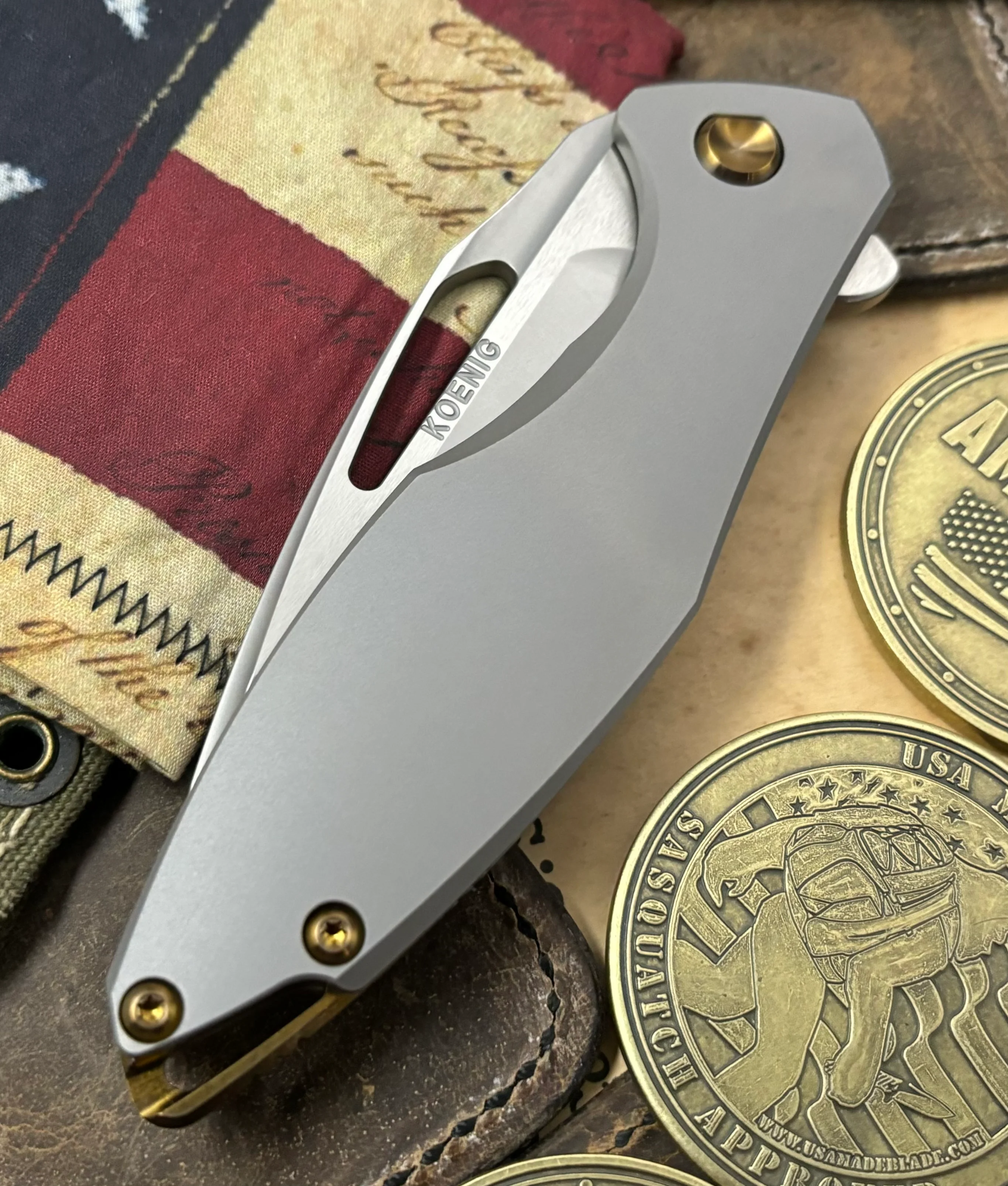 Koenig Arius Flipper Plain Ti Burnished Blade with Polished Flats M390 and Bronze Ti Hardware AR11111331 - Image 3