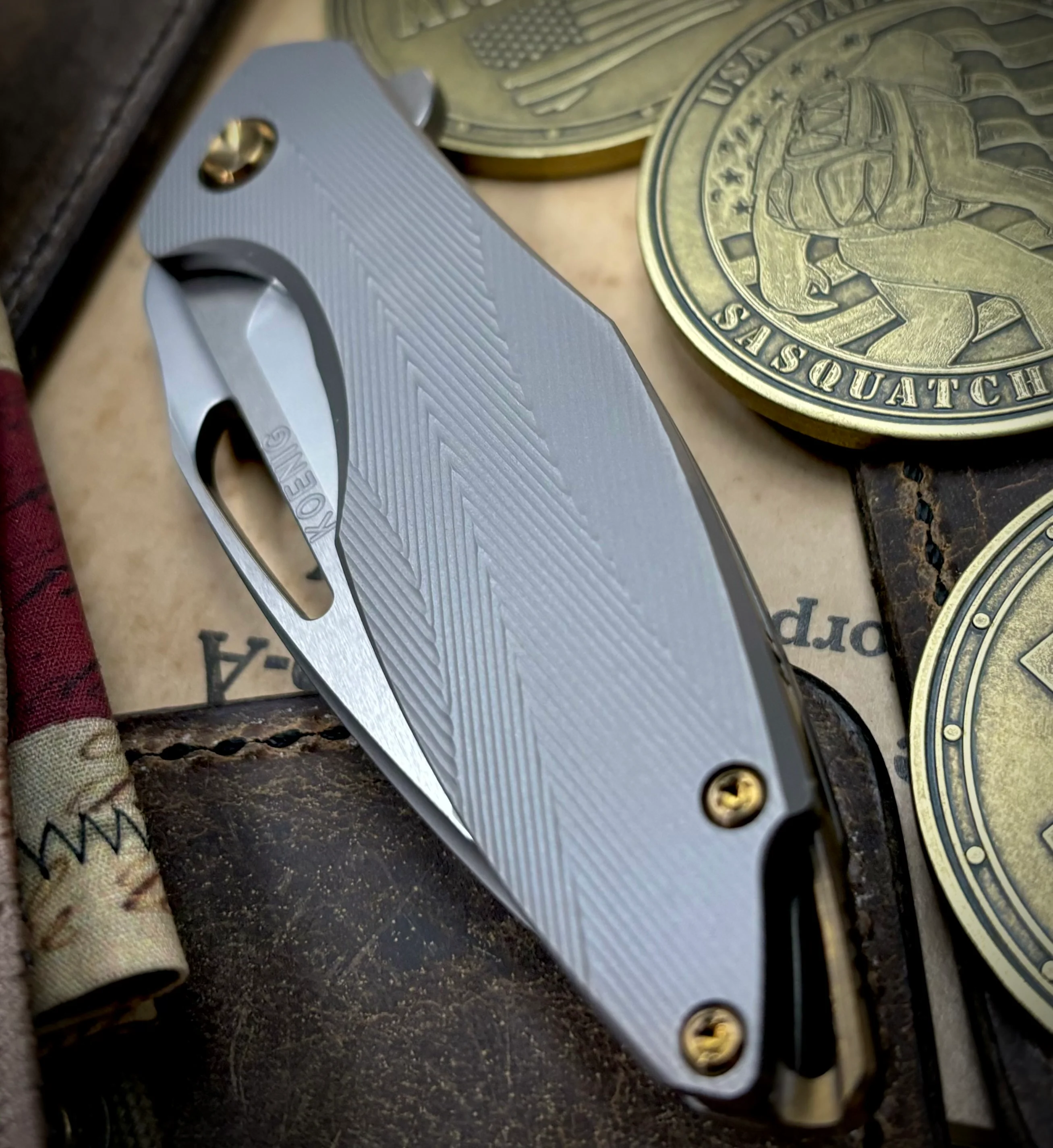 Koenig Mini Arius with M390 Burnished Blade with Polished Flats Patterned Ti and Bronze Ti Hardware MA11211331 - Image 3