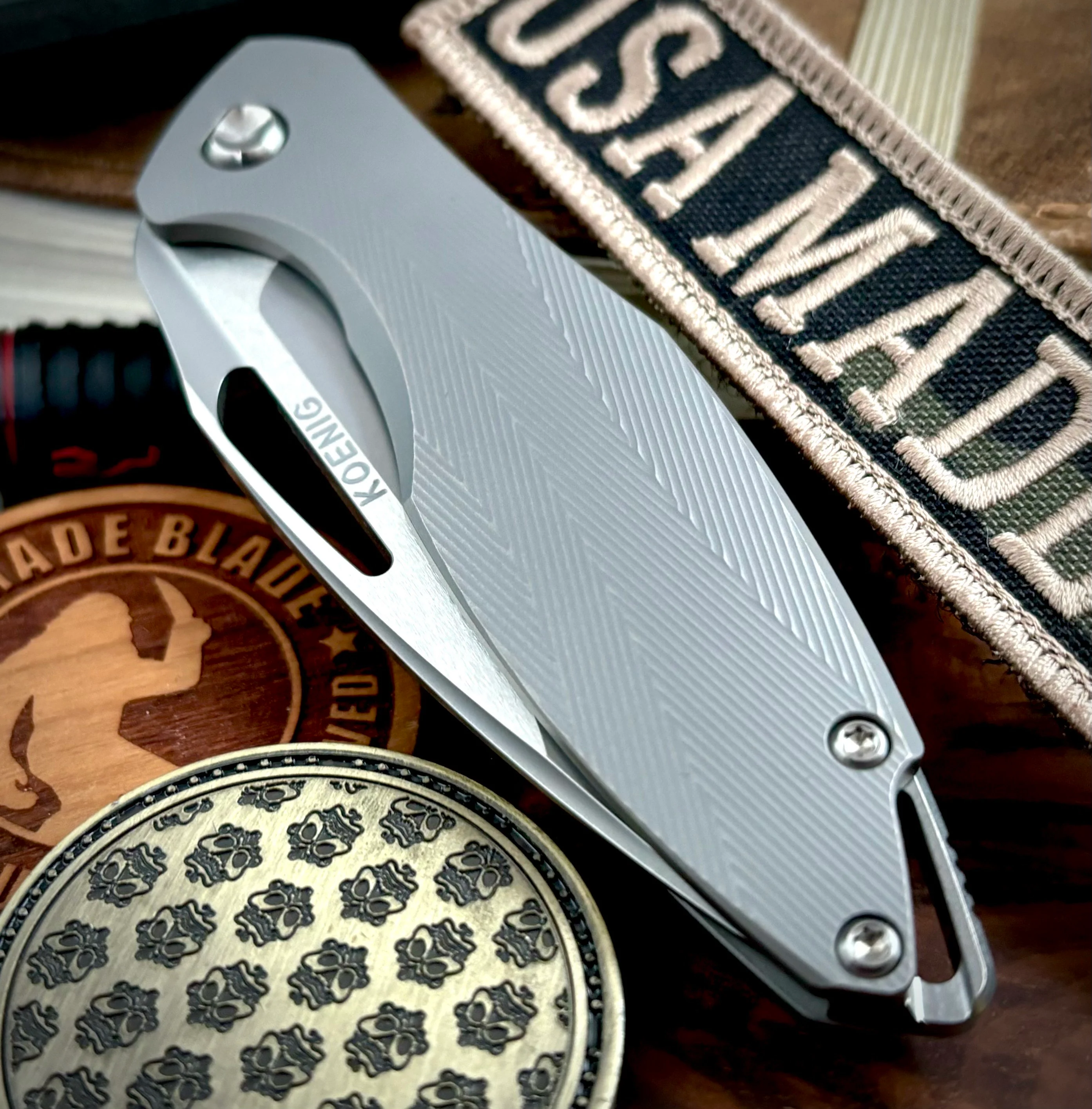 Non Flipper Koenig Mini Arius with M390 Burnished Blade with Polished Flats Patterned Ti and Silver Ti Hardware MA21211111 - Image 3